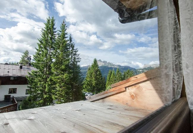 Appartamento a Cortina d´Ampezzo - Elegante appartamento con terrazza a Cortina d'Ampezzo- 5 posti letto- WIFI  Appartamento a Cortina d´Ampezzo - Elegante appartamento con terrazza a Cortina d'Ampezzo- 5 posti letto- WIFI