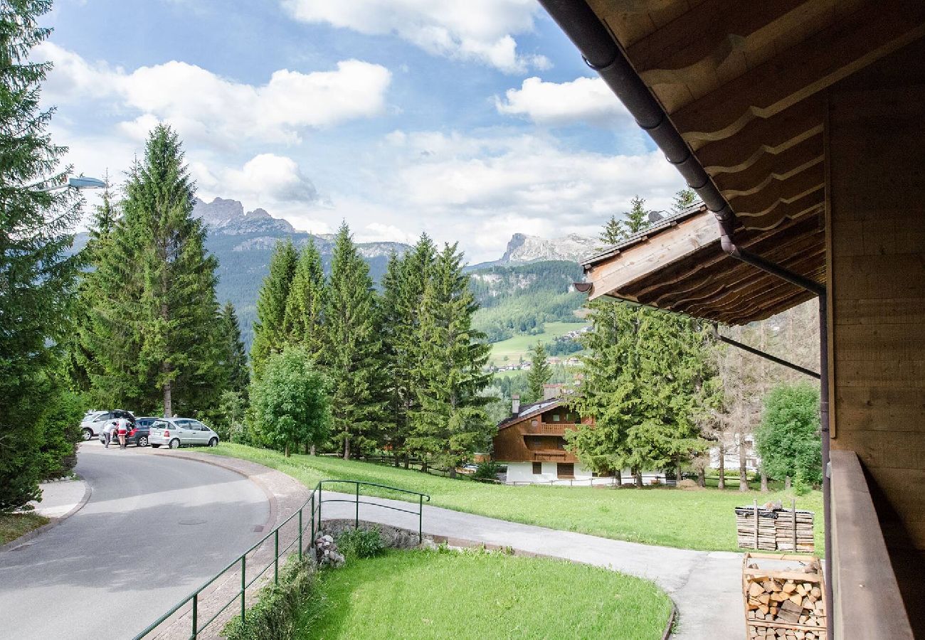 Appartamento a Cortina d´Ampezzo - Elegante appartamento con terrazza a Cortina d'Ampezzo- 5 posti letto- WIFI 
