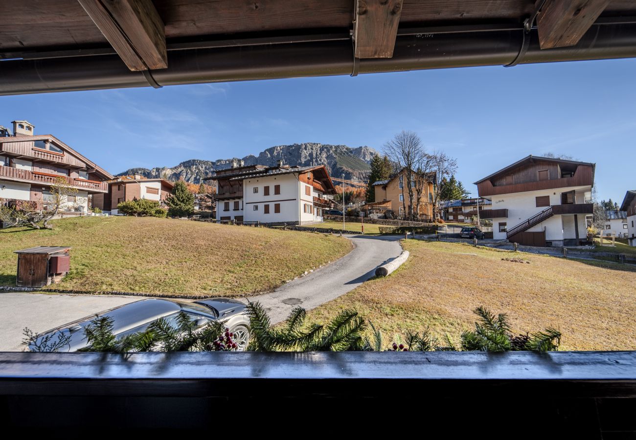 Apartment in Cortina d´Ampezzo - Relax and scenic views in Cortina: a cozy apartment in Pecol