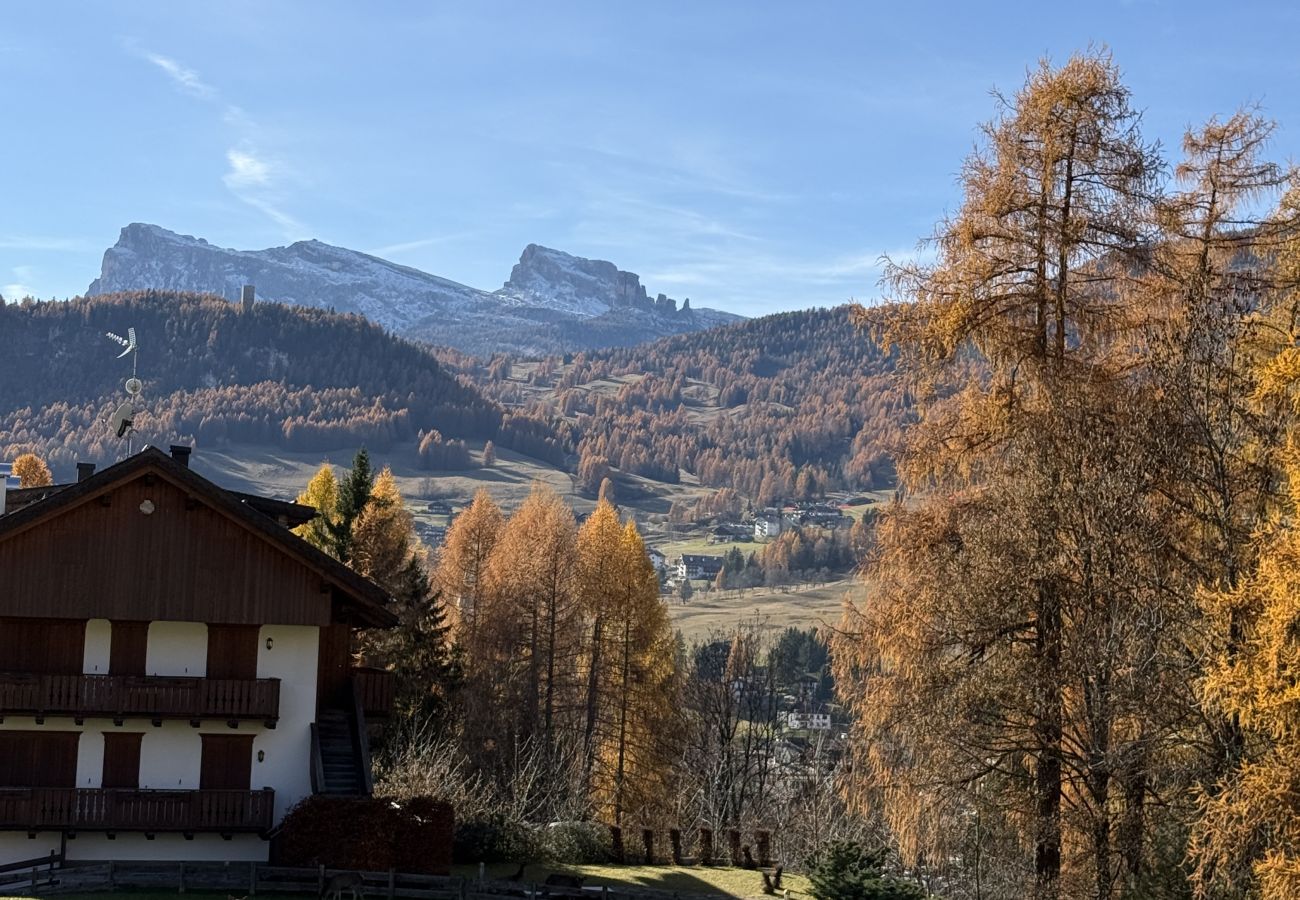 Apartment in Cortina d´Ampezzo - Relax and scenic views in Cortina: a cozy apartment in Pecol