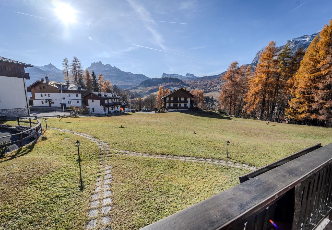 Apartment in Cortina d´Ampezzo - Relax and scenic views in Cortina: a cozy apartment in Pecol